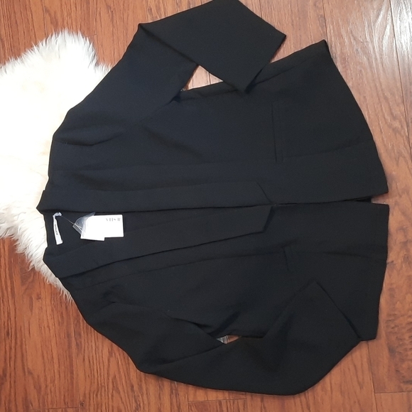 JustFab Jackets & Blazers - JustFab Pleated Back Button Front Black Blazer